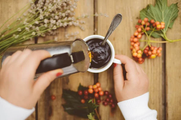 Stagione, bevanda e concetto del mattino - primo piano della tazza di tè su legno — Foto Stock