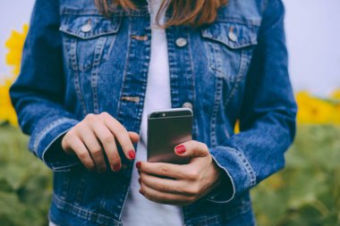 Ukrayna, Kiev - 28 Temmuz 2017:hipster kadın holding akıllı telefon