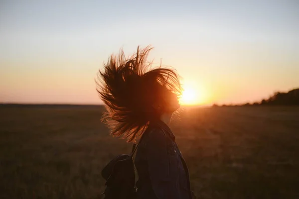 Retrato de mujer joven feliz y disfrutando en un prado en los soles —  Fotos de Stock