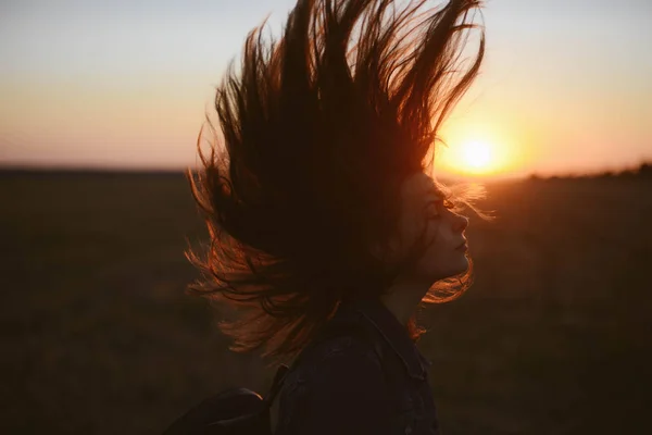 Ritratto di giovane donna felice e godente su un prato su un sole — Foto Stock