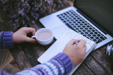 Ev işlerinde çalışan bir kadın klavyede çalışıyor. Yakın plan.