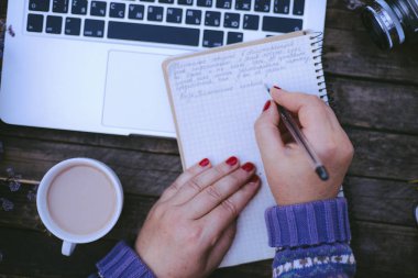 Ev işlerinde çalışan bir kadın klavyede çalışıyor. Yakın plan.