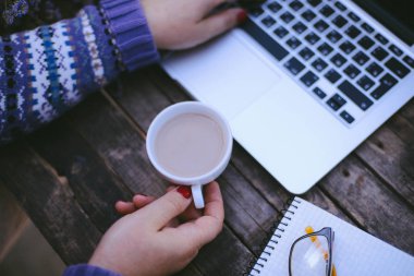 Ev işlerinde çalışan bir kadın klavyede çalışıyor. Yakın plan.