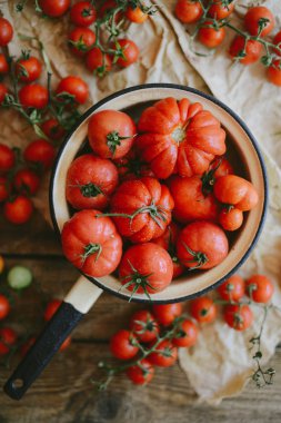 Taze kiraz domates rustik ahşap tablo, görünüm kopya ile Top