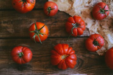 Taze kiraz domates rustik ahşap tablo, görünüm kopya ile Top