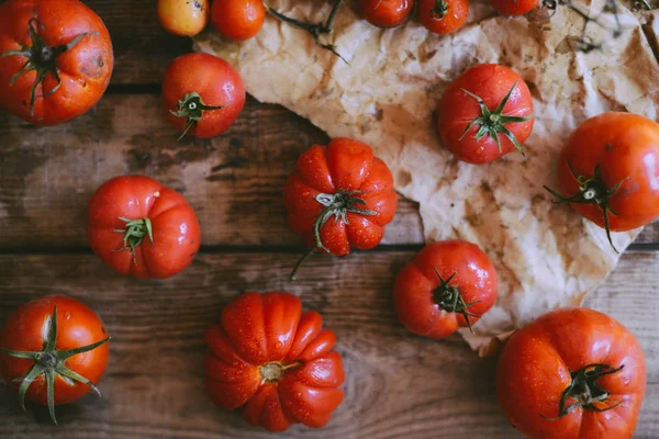 Tomates cereja frescos na mesa de madeira rústica, vista superior com cópia — Fotografia de Stock