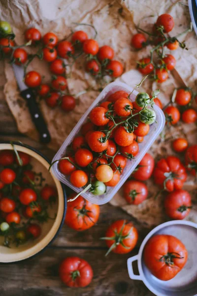 Tomates cerises fraîches sur table rustique en bois, vue de dessus avec copie — Photo