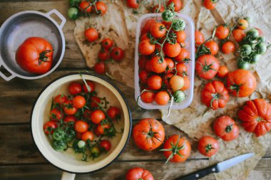 Taze kiraz domates rustik ahşap tablo, görünüm kopya ile Top