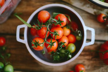 Taze kiraz domates rustik ahşap tablo, görünüm kopya ile Top