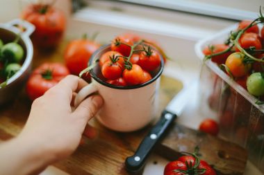Taze kiraz domates rustik ahşap tablo, görünüm kopya ile Top