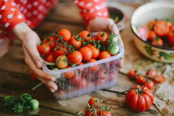 Taze kiraz domates rustik ahşap tablo, görünüm kopya ile Top