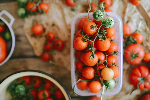 Tomat ceri segar di meja kayu pedesaan, Tampilan atas dengan salinan — Stok Foto