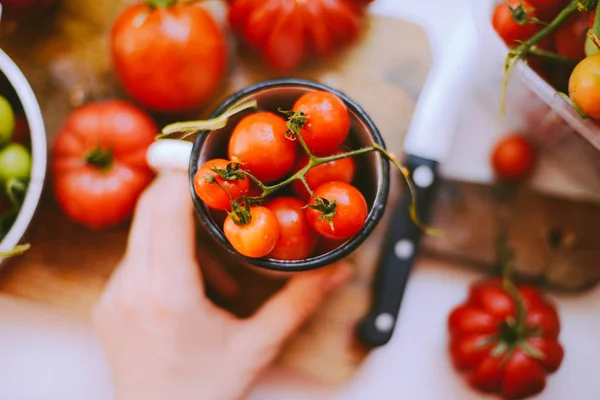 Tomat ceri segar di meja kayu pedesaan, Tampilan atas dengan salinan — Stok Foto