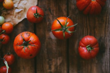 Taze kiraz domates rustik ahşap tablo, görünüm kopya ile Top