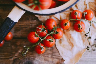 Taze kiraz domates rustik ahşap tablo, görünüm kopya ile Top