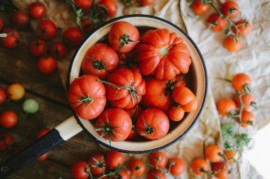 Taze kiraz domates rustik ahşap tablo, görünüm kopya ile Top