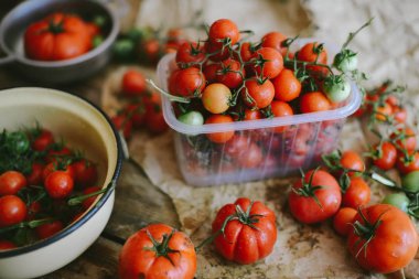 Taze kiraz domates rustik ahşap tablo, görünüm kopya ile Top