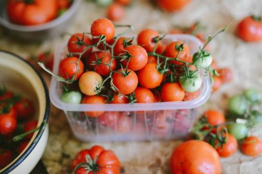 Taze kiraz domates rustik ahşap tablo, görünüm kopya ile Top