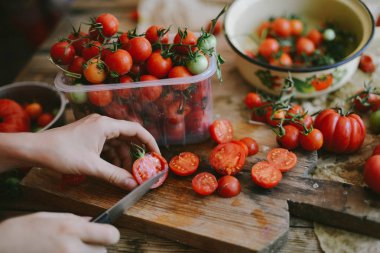 Taze kiraz domates rustik ahşap tablo, görünüm kopya ile Top