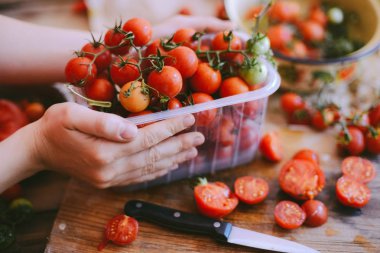 Taze kiraz domates rustik ahşap tablo, görünüm kopya ile Top