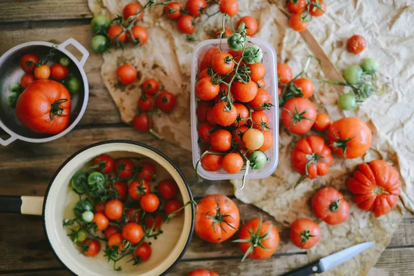 Tomates cerises fraîches sur table rustique en bois, vue de dessus avec copie — Photo