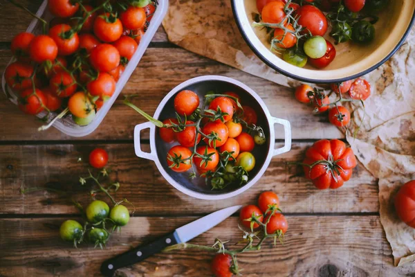 Tomates cerises fraîches sur table rustique en bois, vue de dessus avec copie — Photo