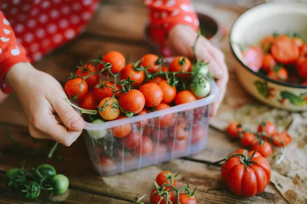 Taze kiraz domates rustik ahşap tablo, görünüm kopya ile Top