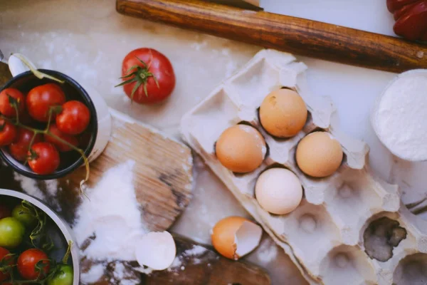 Выпечка ингредиентов торта - миска, мука, яйца, помидоры — стоковое фото
