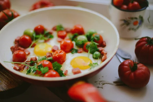 Жареные яйца со смешанными овощами в сковороде — стоковое фото