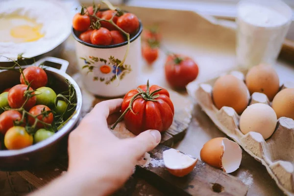 Backzutaten - Schüssel, Mehl, Eier, Tomaten — Stockfoto