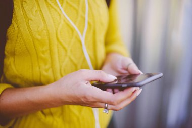 güzel hippi kız yaz ile smartphone