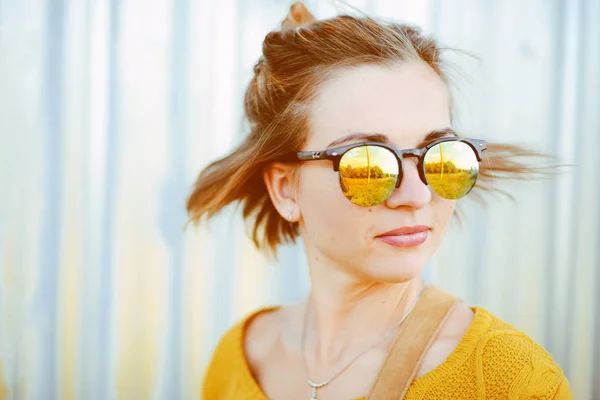 Retrato de una hermosa joven hipster con gafas de sol — Foto de Stock