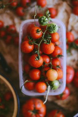 Taze kiraz domates rustik ahşap tablo, görünüm kopya ile Top