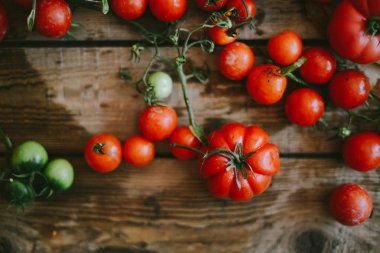 Taze kiraz domates rustik ahşap tablo, görünüm kopya ile Top