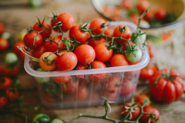 Taze kiraz domates rustik ahşap tablo, görünüm kopya ile Top