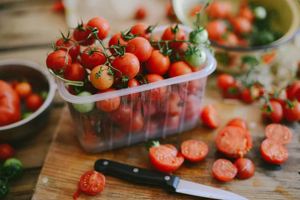 Taze kiraz domates rustik ahşap tablo, görünüm kopya ile Top