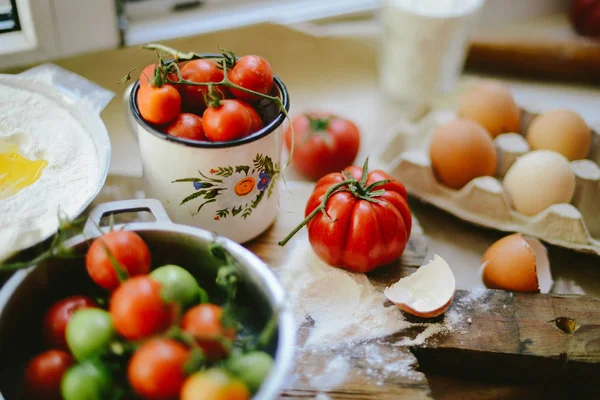 Pişirme kek malzemeler - kase, un, yumurta, domates