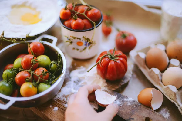 Pişirme kek malzemeler - kase, un, yumurta, domates