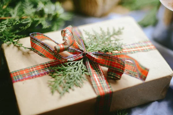 Kahverengi kağıt üzerinde şık Noel hediye kutusu görüntüler