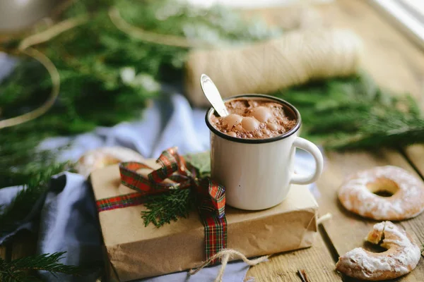 Kahverengi kağıt üzerinde şık Noel hediye kutusu görüntüler