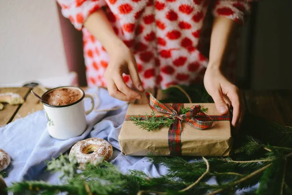 Elegante caja de regalos de Navidad regalos en papel marrón —  Fotos de Stock