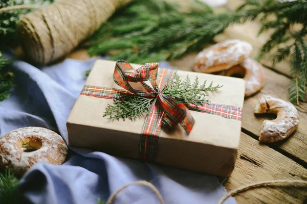 Elegantní vánoční dárky pole představuje na hnědém papíře — Stock fotografie