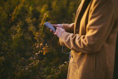 Akıllı telefon açık kullanan güzel genç kadın