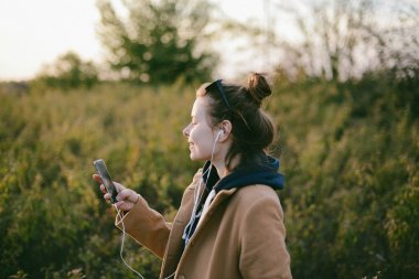 Akıllı telefon açık kullanan güzel genç kadın