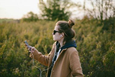 Akıllı telefon açık kullanan güzel genç kadın
