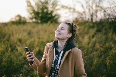 Akıllı telefon açık kullanan güzel genç kadın