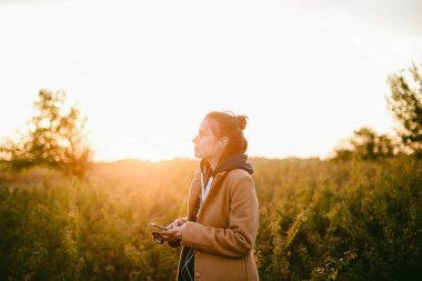 Akıllı telefon açık kullanan güzel genç kadın