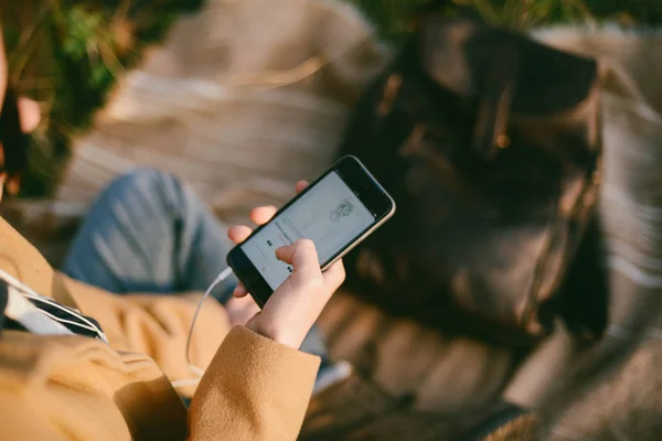 Akıllı telefon açık kullanan güzel genç kadın — Stok fotoğraf