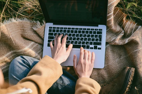 Yakın çekim, genç kadın Laptop istimal açık