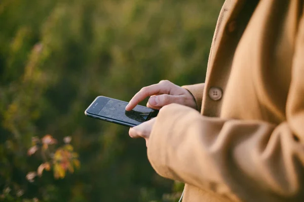 Akıllı telefon açık kullanan güzel genç kadın — Stok fotoğraf